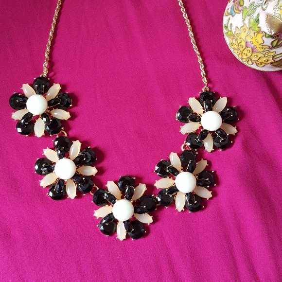 HP❤️ Black floral statement necklace NEW - Picture 3 of 5